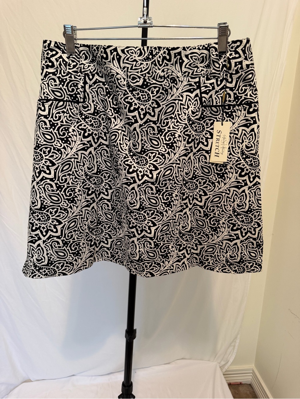Sport Haley Black & White Paisley Golf Skort Size 10 NWT